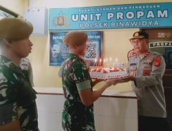 Puluhan Anggota TNI Datangi Polsek Bina Widya Pekanbaru, Ada Iringan Lagu Ulang Tahun Hari Bhayangkara