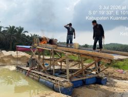 Polsek Singingi Tertibkan Aktivitas PETI di Desa Kebun Lado, 1 Unit Rakit Dimusnahkan