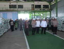 Kapolri Tinjau Pabrik Pupuk Batu Bara di Kampar, Lepas Distribusi 80 Ton Untuk 5 Kelompok Tani Riau