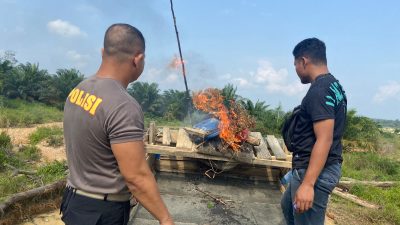 Polsek Kuantan Hilir Tertibkan Aktivitas PETI, 9 Rakit Dimusnahkan