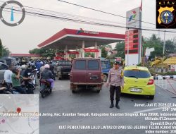 Di Tengah Kemacetan dan Antrean Pengisian BBM, Sosok Aiptu Elpino Tanio Hadir Mengurai Kepadatan Lalu Lintas