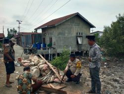 Warga Teluk Pulai Bersama Bhabinkamtibmas Polsek Panipahan Gotong Royong Perbaiki Jalan Rusak