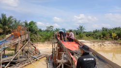 Polsek Kuantan Mudik Musnahkan 2 Rakit PETI di Desa Setiang, Komitmen Berantas Tambang Ilegal Terus Digencarkan