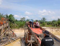 Polsek Kuantan Mudik Musnahkan 2 Rakit PETI di Desa Setiang, Komitmen Berantas Tambang Ilegal Terus Digencarkan