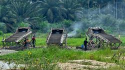 Polsek Pangean Musnahkan 8 Rakit PETI di Desa Teluk Pauh, Tegaskan Komitmen Berantas Tambang Ilegal