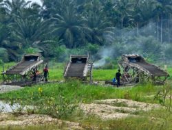Polsek Pangean Musnahkan 8 Rakit PETI di Desa Teluk Pauh, Tegaskan Komitmen Berantas Tambang Ilegal
