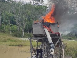 Polsek Kuantan Tengah Bersama Tim Gabungan Musnahkan 5 Rakit PETI di Sungai Sipaku