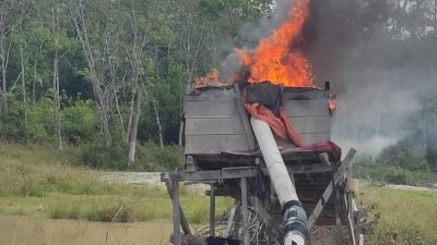 Polsek Kuantan Tengah Bersama Tim Gabungan Musnahkan 5 Rakit PETI di Sungai Sipaku