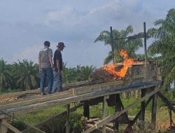 Tegaskan Komitmen Berantas Tambang Ilegal, Polsek Kuantan Mudik Musnahkan 6 Rakit PETI di Desa Sitiang
