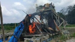 Polsek Kuantan Tengah Musnahkan 2 Rakit Dompeng PETI di Desa Beringin Taluk