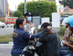 Antisipasi Dampak Asap Karhutla, Polda Riau Bagikan 2.500 Masker kepada Warga Pekanbaru
