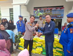 JALUR Hadir di Bandar Alai Kari, Dit Pol Air Polda Riau dan Polres Kuansing Berikan Layanan Kesehatan hingga Bantuan Sembako