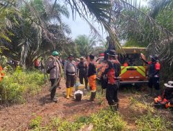 Terjunkan Water Bombing, Kapolres Pelalawan Pimpin Padamkan Karhutla 10 H di Kerumutan