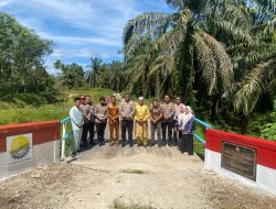Polres Kampar Serahkan Jembatan Merah Putih Presisi Hasil Renovasi ke Warga Pulau Jambu Kuok
