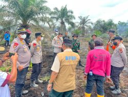 Cegah Karhutla Meluas, Wakapolda Riau dan Irdam XIX/TT Turun Langsung Padamkan Api di Pasir Limau Kapas