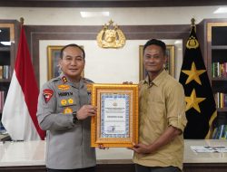 Kapolda Riau Beri Penghargaan Dua Yayasan, Apresiasi Kontribusi Bangun Jembatan Merah Putih Presisi