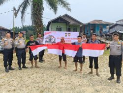 Ekspedisi Merah Putih Sipropam Polres Pelalawan Kibarkan 30 Bendera di Desa Rantau Baru