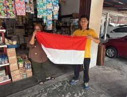 Merah Putih Berkibar di Hati Masyarakat, Sat Intelkam Polres Kuansing Bagikan Bendera Jelang HUT RI ke-81