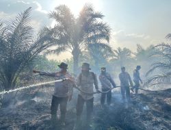 Kapolres Rohil Turun Langsung Pantau dan Padamkan Karhutla di Bangko Permata