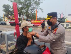 Polresta Pekanbaru Bagi 1.726 Masker ke Pengguna Jalan, Antisipasi Asap Karhutla