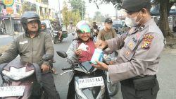 Antisipasi ISPA Akibat Asap, Polres Siak dan Jajaran Turun ke Jalan Bagikan Ribuan Masker