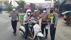 Polres Rohil Bagi 420 Masker Gratis ke Warga, Antisipasi Bahaya Asap Karhutla