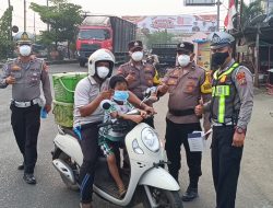 Polres Rohil Bagi 420 Masker Gratis ke Warga, Antisipasi Bahaya Asap Karhutla