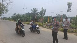 Polsek Bangko Pusako Bagikan Masker ke Masyarakat, Antisipasi Gangguan Kesehatan Akibat Kabut Asap