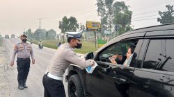Peduli Kesehatan Warga, Polres Kuansing Bagikan Masker di Tengah Udara Berasap