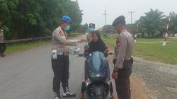 Polsek Rantau Kopar Gencar Bagikan Masker Kepada Masyarakat Terdampak Asap Karhutla