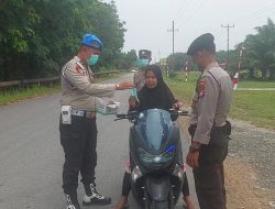 Polsek Rantau Kopar Gencar Bagikan Masker Kepada Masyarakat Terdampak Asap Karhutla