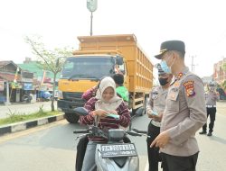 Peduli Kesehatan Warga, Kapolres Kuansing Turun Langsung Bagikan Masker ke Pengguna Jalan