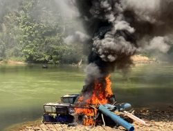Polsek Kampar Kiri Bakar Rakit Tambang Ilegal di Desa Kota Lama