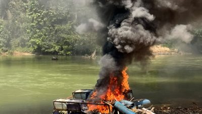 Polsek Kampar Kiri Bakar Rakit Tambang Ilegal di Desa Kota Lama