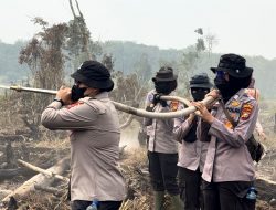 Jelang HUT ke-78, Polwan Polda Riau Turun Padamkan Karhutla dan Dampingi Warga
