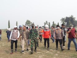 Didampingi Gubernur dan Kapolda, Menteri Kehutanan RI Cek Titik Api di Pelalawan