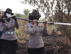 Srikandi Polres Kampar di Garis Depan, Kasat Lantas Pimpin 10 Jam Padamkan Karhutla Rimbo Panjang