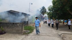 Cegah DBD, Polsek Rantau Kopar Bersama Puskesmas Gelar Fogging