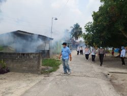 Cegah DBD, Polsek Rantau Kopar Bersama Puskesmas Gelar Fogging
