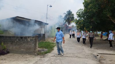Cegah DBD, Polsek Rantau Kopar Bersama Puskesmas Gelar Fogging