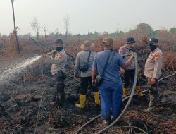 Pimpin Langsung Operasi, Wakapolres Pelalawan Padamkan Karhutla di Kerumutan