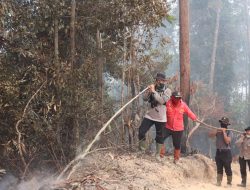 Perjuangan 5 Jam Menembus Perbukitan, Kapolres Kampar Pimpin Pemadaman di Sungai Sarik-Balung