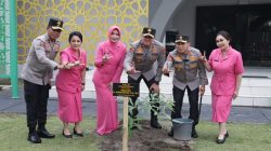 Sertijab di Polda Riau Ditutup Tanam Pohon Pulai dan Tradisi Pedang Pora