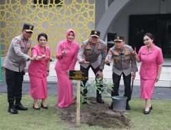 Sertijab di Polda Riau Ditutup Tanam Pohon Pulai dan Tradisi Pedang Pora