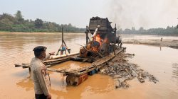 Polsek Cerenti Tertibkan PETI di Sungai Batang Kuantan, Satu Rakit Dimusnahkan