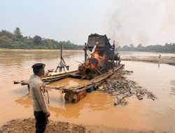 Polsek Cerenti Tertibkan PETI di Sungai Batang Kuantan, Satu Rakit Dimusnahkan