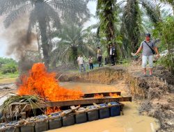 Tindak Lanjut Laporan Warga, Polsek Singingi Musnahkan Rakit PETI di Simpang Sambung