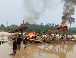 Polsek Kuantan Mudik Musnahkan 2 Rakit PETI di Desa Setiang