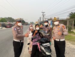 Satlantas Polres Rohil Bagi Masker ke Pengendara, Ingatkan Bahaya Karhutla