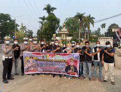 Bersinergi Lawan Kabut Asap, Polres Kuansing Bersama Dubalang Kuantan Bagikan Masker ke Warga